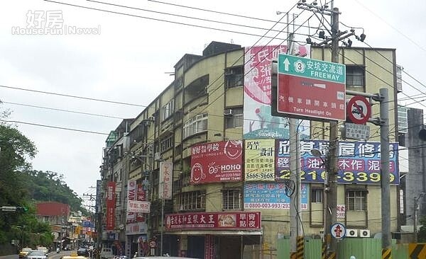 6自「青山鎮」下山後,銜接安康路進入新店市區。