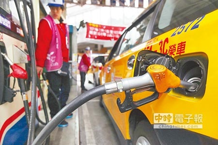 中油公司宣布自2日凌晨零時起調降各式汽、柴油價格每公升各0.3元。圖為計程車1日在加油站加油。（王錦河攝） 