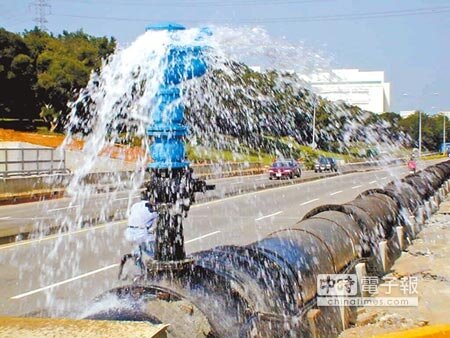 自來水因管線破損，輸送過程1年就流失約5座石門水庫，「保溼」不力，恐怕也是無水可用元凶之一。（本報資料照片） 
