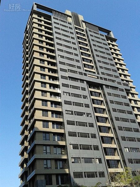 6信義路上也有樓高20層以上的大樓。