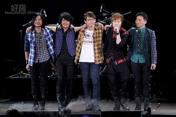 7「五月天」冠佑(中)喜歡林口區的寧靜生活。(相信音樂提供)