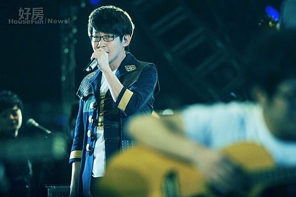 8冠佑是「信義國堡」知名住戶。(華納提供)