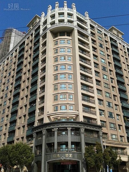 1「信義國堡」,以6根義式藝術雕柱裝飾,十分醒目。