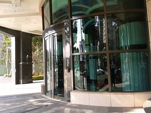 2大廳挑高6米 ,大門口則為圓拱外型,很有時尚感。