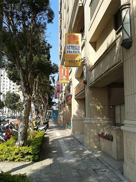 3一樓也有多家商店,騎樓造型很有歐式風格。