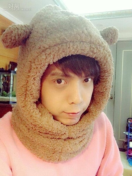 1.小炳自認為有一顆童心未泯的心,目前位於南港租屋臥房內被滿滿的漫畫、公仔給淹沒。