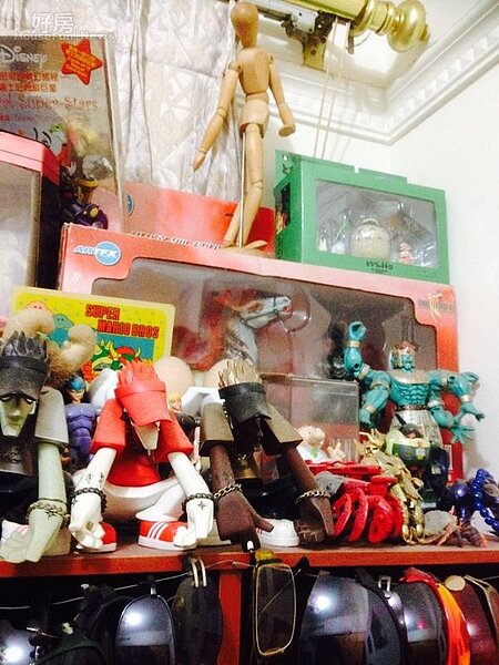2.小炳收藏的玩具公仔究竟有多誇張?不僅收藏櫃已經被塞滿、甚至最上層都快堆到天花板高度了。