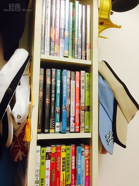 4.除了滿坑滿谷的玩具公仔與一套套漫畫,小炳的電影DVD收藏量也非常可觀。