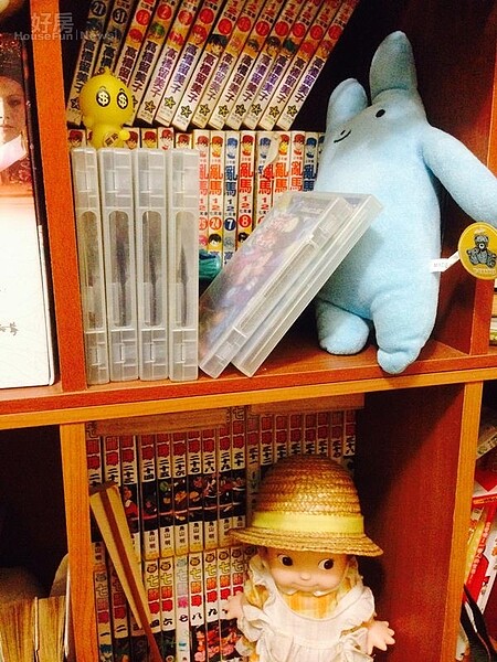 5.櫃子裡一套套漫畫是小炳從17歲開始收集到現在的,包括對六年級生耳熟能詳的七龍珠、亂馬1/2…等經典作品都可見到。