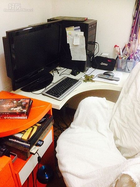 6.也因為臥房裡堆滿著公仔玩具漫畫,小炳的個人工作桌也只能勉強安排在角落。