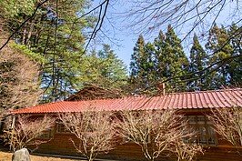 每當深秋之時，松廬前的楓葉開始轉紅，成為追楓者的知名賞楓點，也是為蔣經國先生當年督導巡視中橫工程常駐之宿所。