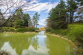 只羨鴛鴦不羨仙的鴛鴦湖。有環湖步道可慢慢散步欣賞美景。