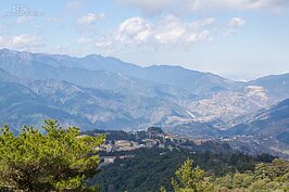 天池旁遠眺群山中的部落。