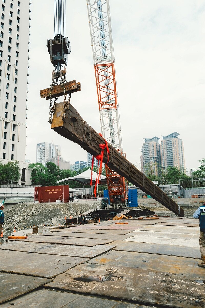 隨著台灣都會區地標型、超高層建築物陸續問世，「逆打工法」因能大幅降低深開挖風險、減少對鄰房的影響，提升施工安全性、並可大幅縮短工期，已成為多數高層建築採用的工法。圖／業者提供