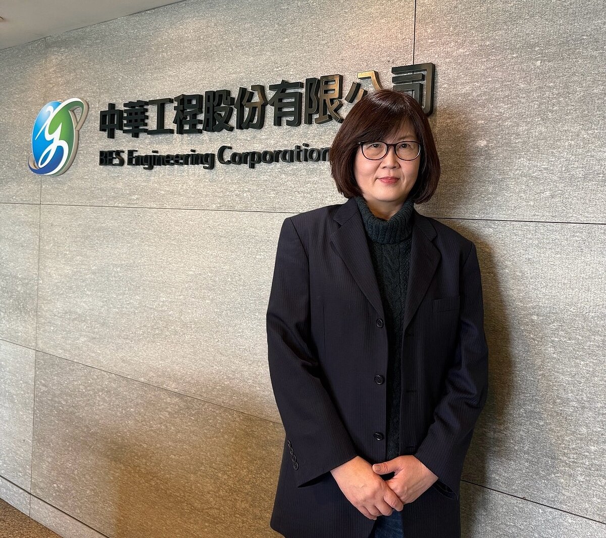 新任總經理蘇麗梅為中華工程長期培養的專業經理人，擁有中央大學營建管理研究所碩士學位。自民國80年加入公司以來，服務年資已近35年，資歷完整且深厚。圖／中華工程提供