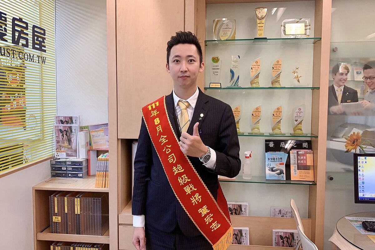 葉宏志放棄連鎖餐飲管理職，轉職永慶房屋後快速達成千萬業績，更晉升直營店長。圖／永慶房產集團提供