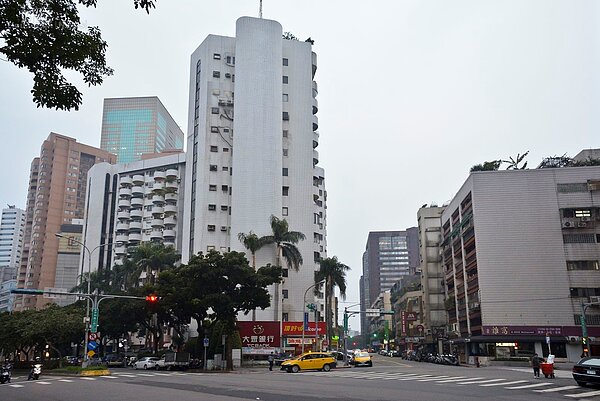 北市安和路商辦大樓情境照。(好房網News記者 陳韋帆/攝影)