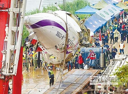 　不眠不休　　↑復興航空空難意外，5日持續進行搜救，岸上的工作人員將幾片大型的殘骸，利用大型吊掛機具集中堆放，而最大部分的座艙也在傍晚時分完成移除的作業。（王爵暐攝） 