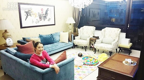 2.新婚的住家走宮庭風,牆上掛著以雞為主題的中國水墨別有含意。