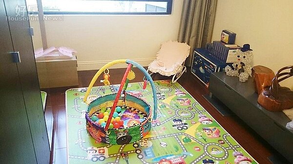 7.小孩房還未裝潢,只是陳列上一些簡單的用具。