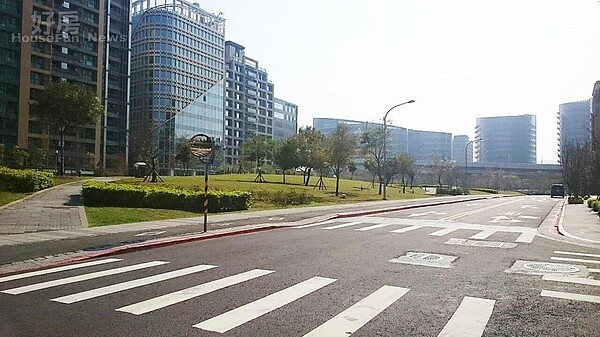 8.內湖五期重劃區是很新的社區,街道整齊,路上行人很少。
