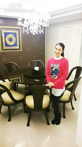 3.餐廳採用圓桌,中西混搭風格巧妙運用。