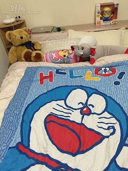 4.室內雖沒特別佈置,但Mi-ni習慣利用娃娃、玩具之類的小物裝飾空間,目前床上已累積多個枕頭及抱枕。