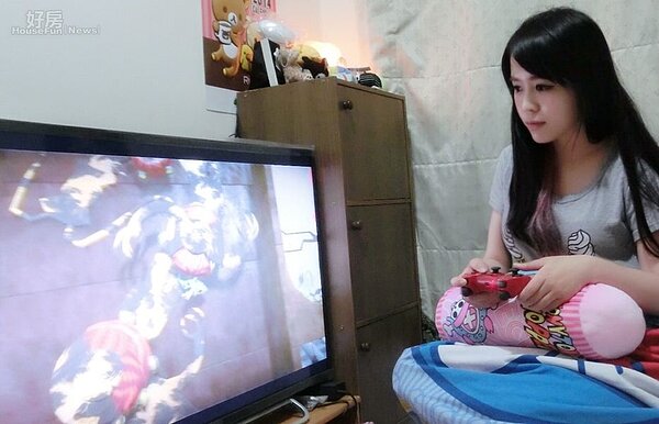 5.目前租屋DIY電視櫃為Mi-ni得意之作,是她在家樂福花不到三百塊買的三層櫃堆成。