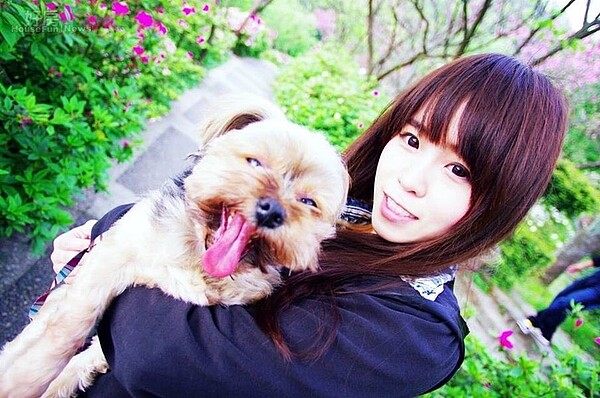 8.雖然租屋空間僅6坪大,但Mi-ni還養了一隻名叫胖胖的約克夏小狗,若天氣晴朗她會把胖胖放在鐵窗上曬太陽享受日光浴。