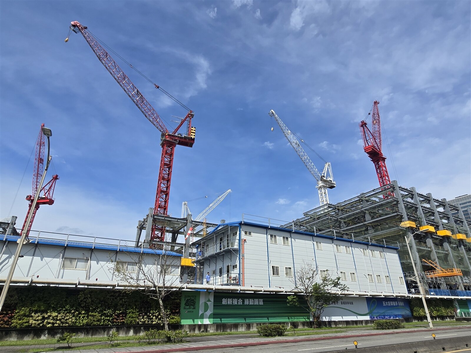 預售屋契約條款眾多，消保處呼籲消費者簽約前至「內政部不動產交易實價查詢服務網」確認建案契約備查狀況。圖／聯合報系資料照片 