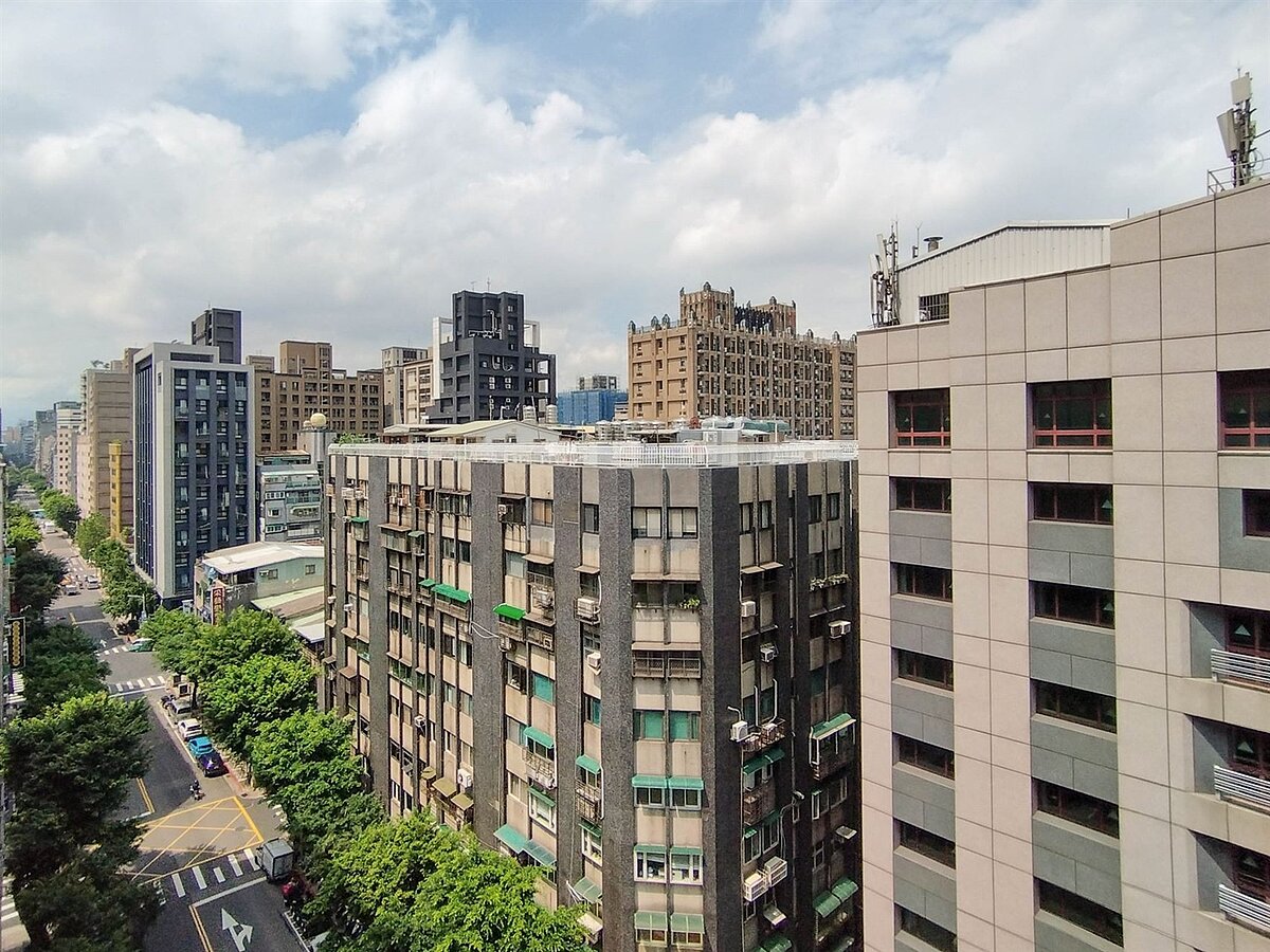 中山區林森北路近一年電梯大樓平均總價為1412萬元，名列第二便宜，交易量更高達96件，為榜上第一。圖／永慶房產集團提供