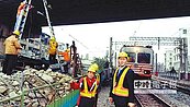 高壓線被勾斷　台鐵誤點影響300人