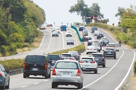 
台1線與台26線屏鵝公路，每逢連假大塞車，公路局4日起在車城等4鄉鎮舉4場「屏南快速公路綜合規畫工作」地方說明會。（本報資料照片）
