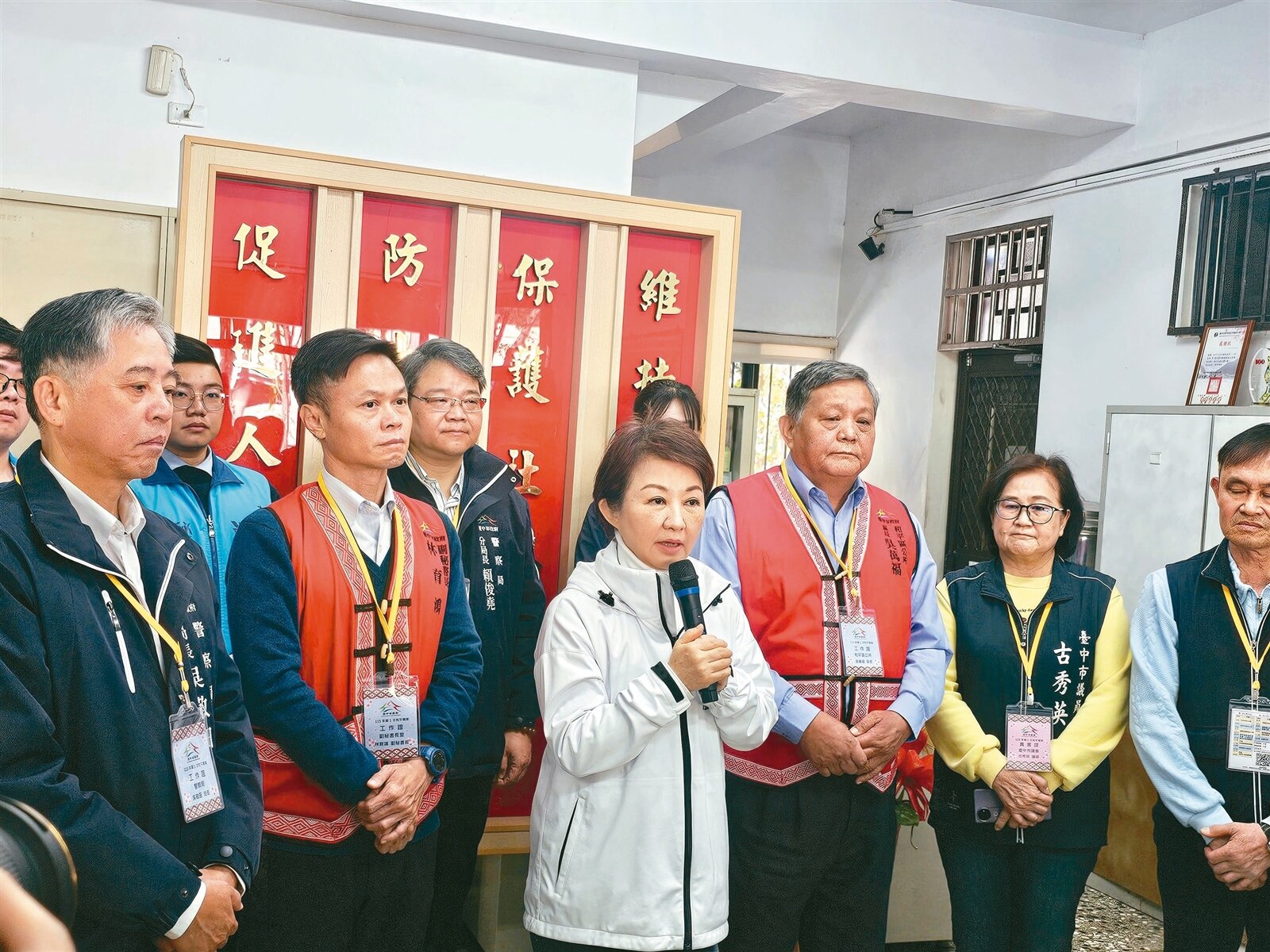 台中市長盧秀燕（中） 昨啟動和平專案，首站到和平警分局天輪派出所慰勞員警。記者游振昇／攝影 