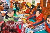 低收戶逛年貨大街　旺旺擺攤送暖