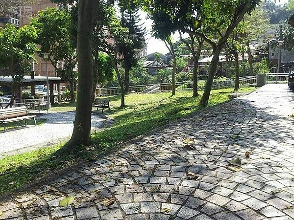 7.雖然眷村離市中心有段距離,但周邊生活品質相當不錯,曹景俊也經常會到附近公園運動。