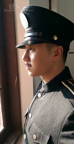 1.曹景俊在台視戲年度大戲《春梅》中飾演日劇時代日本警察,對毫無日語基礎的他來說,最大挑戰就是要在劇中開口說日語。(曹景俊臉書專頁)