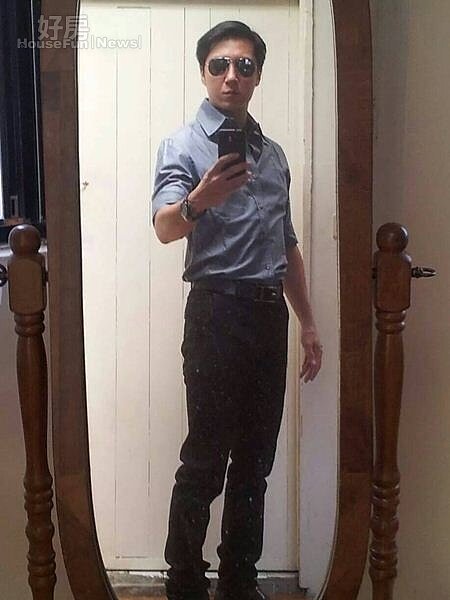 2.搬進後僅以油漆粉刷、DIY地貼簡單處理,照片中這組充滿懷舊感穿衣鏡為現成傢俱之一。(曹景俊臉書專頁)