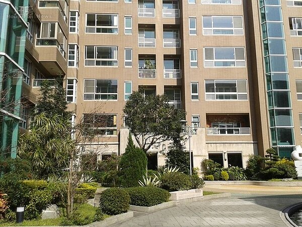 
2中庭相當寬廣，花草林立。