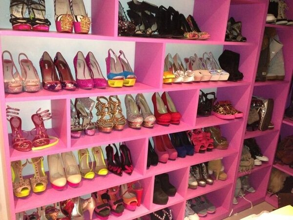 6.整面牆訂做了鞋櫃，展示她200多雙鞋。