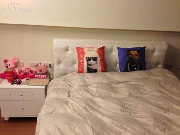 
7.平常在家，王思佳最愛賴在床上玩iPad。
