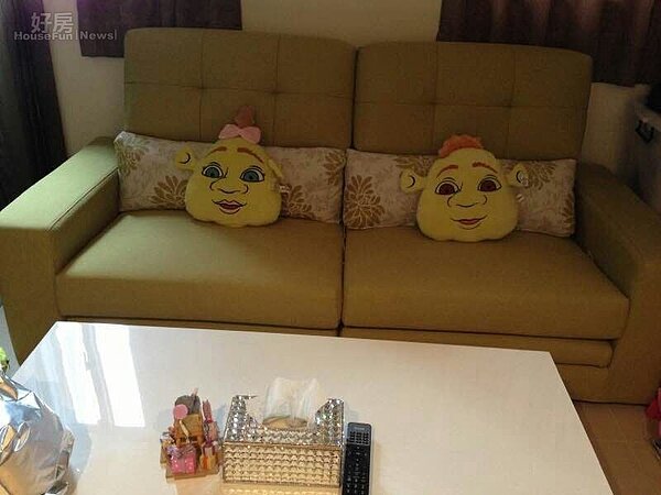 
2.租屋的地點在內湖，屋內家具都是現成的。