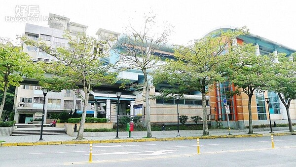 9.山下有萬芳社區捷運站可搭乘。