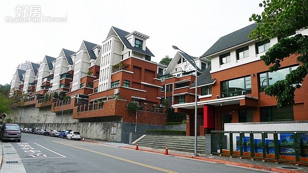 8.萬芳社區山上的新建案悄悄地蓋起,每坪房價約比山下少2、3萬。