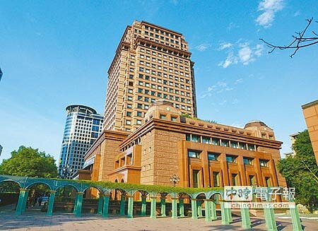 
國泰金受惠於旗下國泰人壽投資績效良好，業務體質強化，1月稅後淨利衝上65.3億元，較去年大幅成長62％，居各金控之冠。圖為台北市信義區國泰金控大樓。（本報資料照片）
 