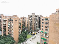 建案基地靠近成功國宅。國宅包圍的廣場成為惹墨居民養身運動散步的好地方。