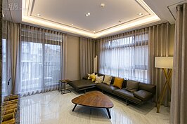 樣品屋內裝潢由畢業於法國大學建築系，曾參與福華內湖國際飯店、晶華國際飯店、君悅國際飯店、日月潭新哲園等國內外知名建案的設計總監劉映辰操刀。因此在展示屋內的陳設就如同私人會館一樣，揚棄傳統設計思維，要讓家屋也是私人會所。