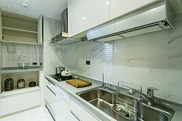 惹墨雖是以毛胚屋的方式交屋，不過浴室與廚房則會安裝好廚具與衛浴設備。