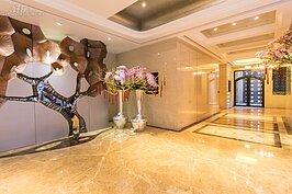 惹墨緊鄰敦化南路，每逢入秋後，台灣欒樹的花朵開滿枝頭。惹墨設計團隊特別請來雕塑大師胡棟民，為惹墨以台灣欒樹為意向，製作專屬精鑄藝術品。