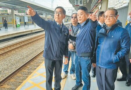 
旅客反映台鐵中壢臨時站空間小、月台窄，尖峰時段人潮擁擠，國民黨立委魯明哲（中）邀集相關單位會勘，鐵道局研擬新增北側入口及敲除車站局部牆面，讓旅客有更多分流空間。（呂筱蟬攝）
